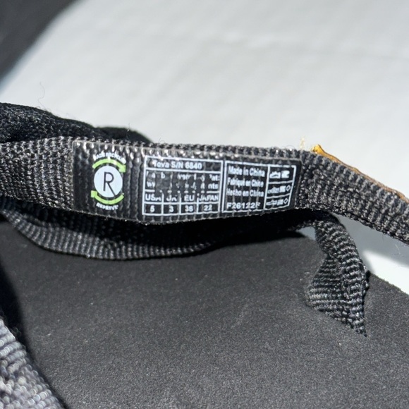 Teva Olowahu Black Flip Flops - Picture 10 of 11